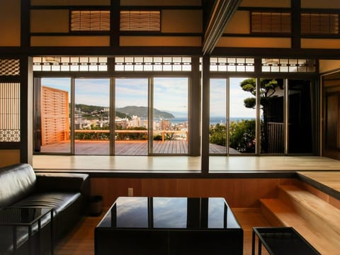・[Living room] The sofa is a special seat. Enjoy spectacular views of the sea and mountains
