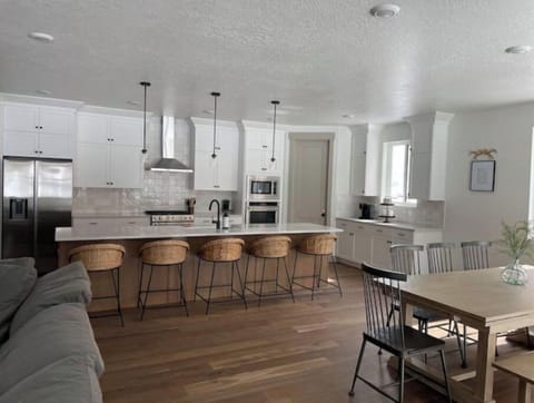 Kitchen with eat-in island