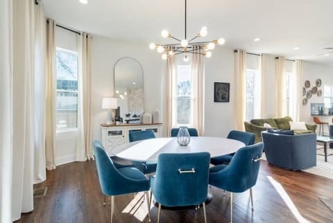 Dining for 6. High chair and extra seating for 4 at the kitchen counter