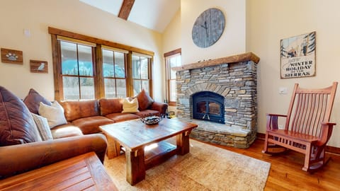 Living Room, Furniture, Indoors, Coffee Table, Table