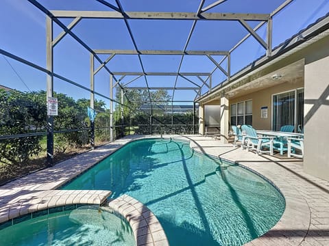 Covered Pool and Hot Tub (Heat included)