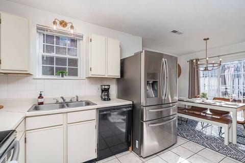 Kitchen w/dishwasher, fridge, disposal, microwave