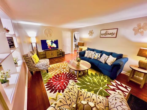 Spacious living room w/ Smart TV