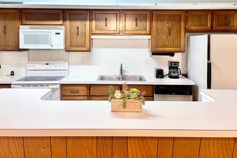 Kitchen, Microwave, Stove