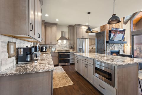 Lots of Conveniences in the Kitchen with Stainless Appliances