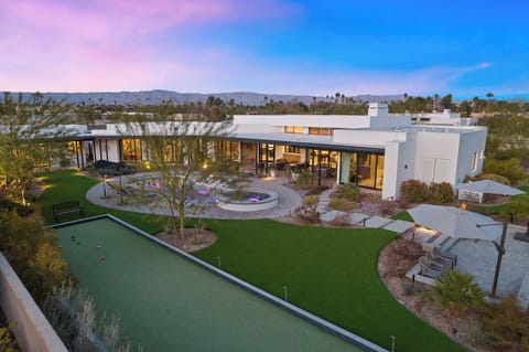 7 bedrooms, 7.5 bathrooms, sleeps 18