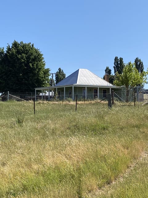 Coorumbene Cottage
