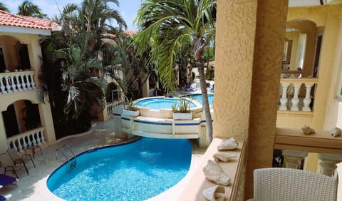 Close, but not too close, to one of the most beautiful pools in Aruba