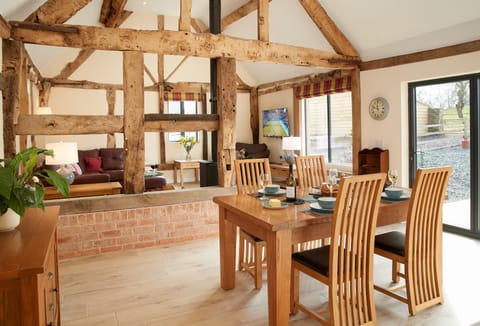 Evenwood Gables, Shropshire: Dining area with table and seating for four guests