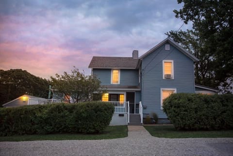 Enjoy our idyllic cottagey 4 season home in the Lakeside Marblehead Catawba area