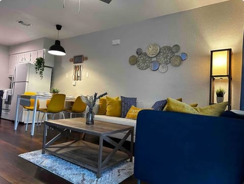 Living room with open concept with kitchen and dinning table