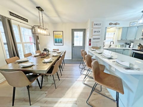 Dining table, kitchen and breakfast bar.
