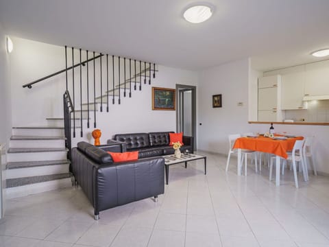 Furniture, Property, Building, Couch, Table, Lighting, Interior Design, Houseplant, Floor, House