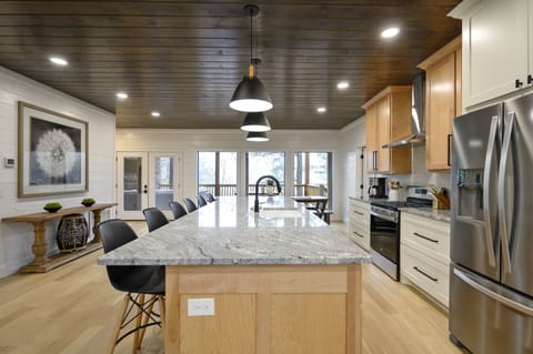 The fully equipped kitchen!