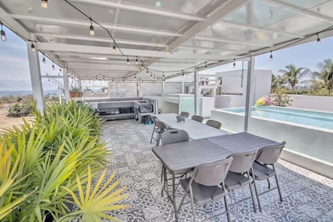 Rooftop pool & BBQ area