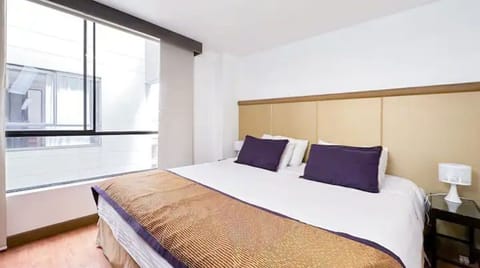 Cama doble con mesa de noche / double bed with night table