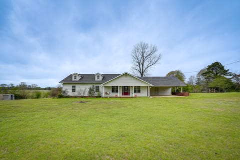 Marion Vacation Rental | 5BR | 2.5BA | 2,500 Sq Ft | Step-Free Access
