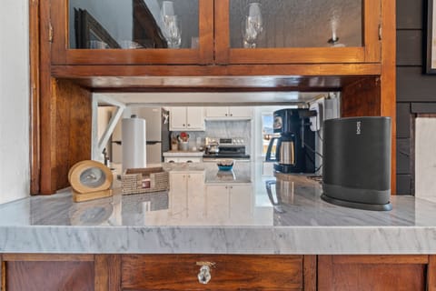 Prepare the afternoon cocktail while keeping in touch with the kitchen.