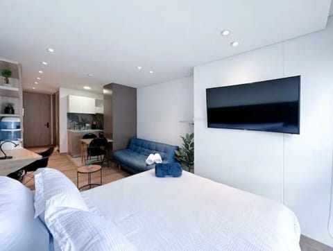 Cama doble con smart tv / double bed with smart tv