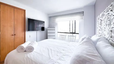 Cama doble con smart tv / double bed with smart tv