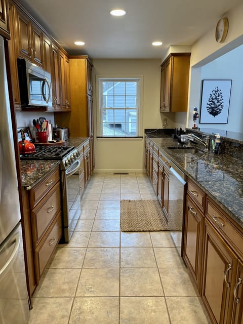 Newly-renovated main-floor kitchen w/luxury cook & serveware