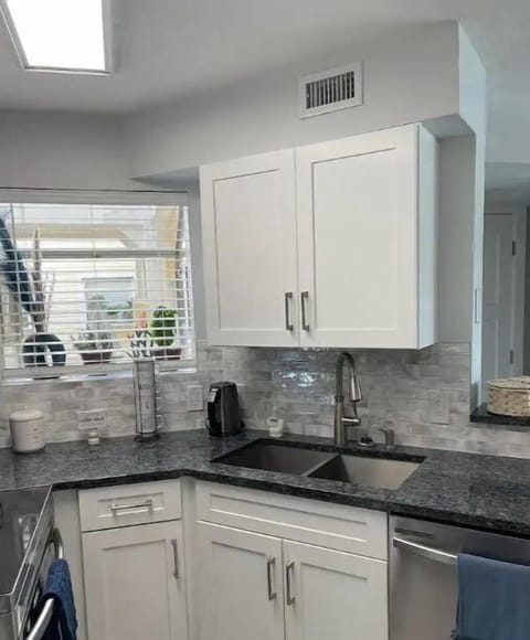 stunning backsplash.. and high-end quality cabinetry!  