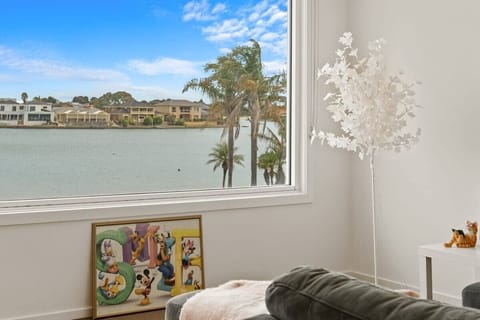 Lounge with lakeview 
