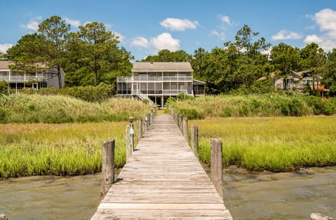 Welcome to The Happy Crab in ever-popular Piney Island!