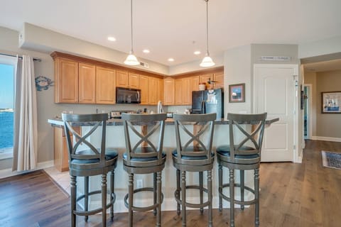 Breakfast Bar for additional seating.