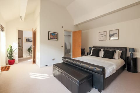 Large bedroom with bathroom 