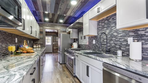 Even in the mountains, you can enjoy cooking top-notch meals in a gourmet kitchen. Make memories and impress your guests with your cooking skills by utilizing this stunning kitchen setup.