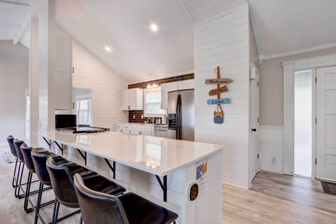 Kitchen | Cooking Basics | Coffee Maker | Paper Towels/Trash Bags Provided