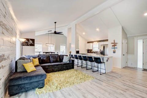 Living Room | Free WiFi | Central A/C | Smart TV