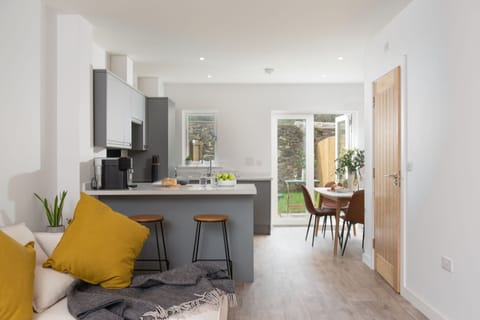 Living space & dining area - Towans Retreat