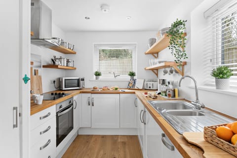 Kitchen with microwave, electric oven and grill - Plover 1, The Cove