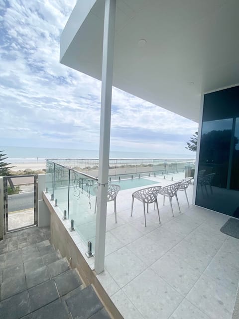SEA GEM - beach front living along the Esplanade, Henley Beach