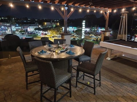 Firepit dinning table available, for romantic evening dinners.