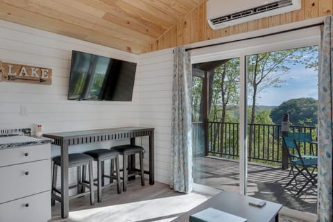 Country Cabin dining area