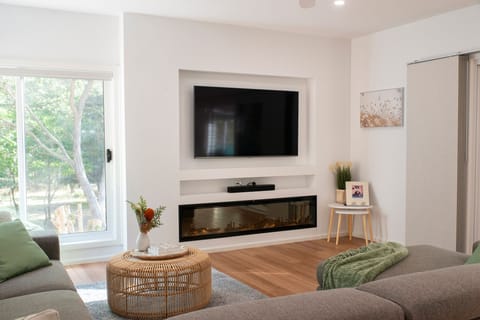 Experience comfort with Smart TV, sound system, and electric log fire for a cozy stay!