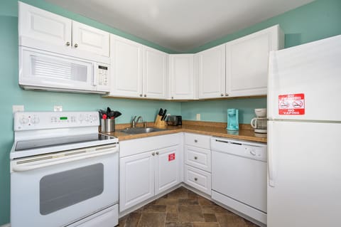 Meal-time is a Breeze in this fully equipped kitchen