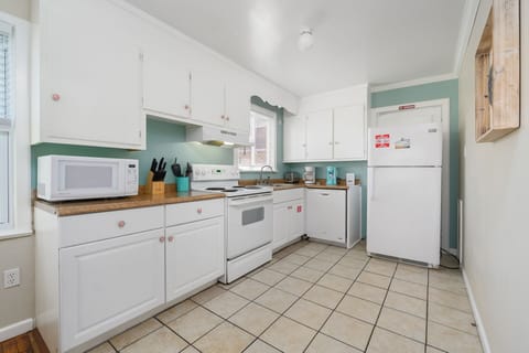 The well Equipped kitchen has full-size appliances and all the comforts of home!