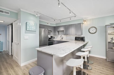 Grab a quick bite at the Breakfast Bar before you hit the Beach!