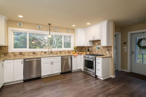Dream kitchen w/ 2 Dishwashers and Double Ovens