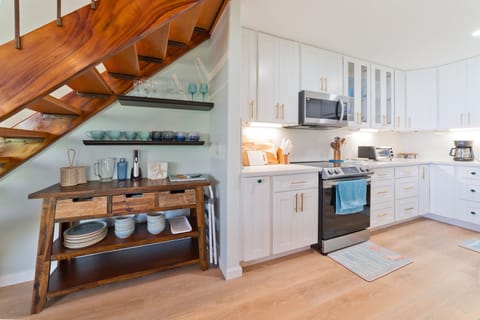 coffee, wine bar with wine glasses, coffee mugs, convenient between Lanai & kitc