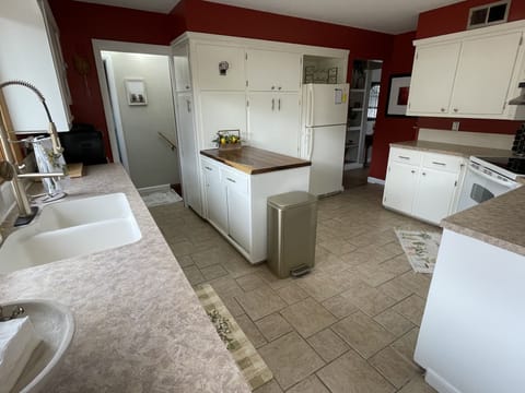 Beautiful fully equipped kitchen with reverse osmosis