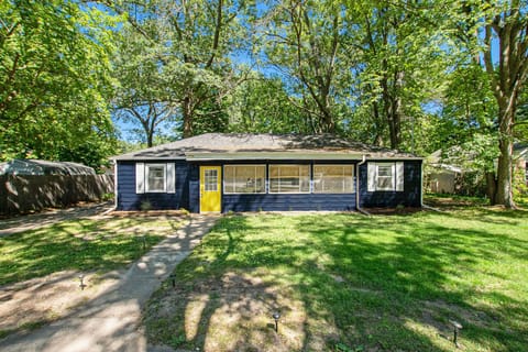 Hello yellow - Front view showcasing a large yard, nice big windows, and a welcoming front entry into the sunporch.