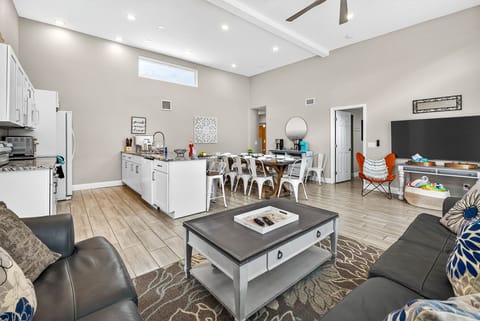 Open Floor Plan- Perfect!