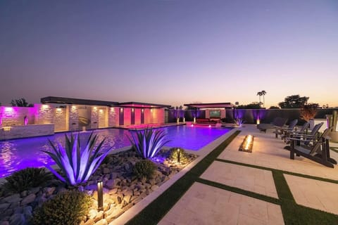 Resort-Style Poolside Paradise – Lounge in luxury beside the sparkling heated pool, enjoy the fire feature, and take in breathtaking sunset views. Perfect for gatherings or a quiet night under the stars.