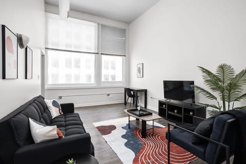 CozySuites 2BR King with Direct Skybridge Access