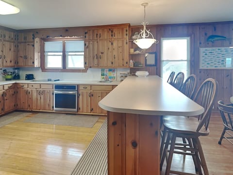 Full Size Kitchen with Breakfast Bar